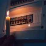 Bir odada elektrik yokken diğer odalarda elektriğin çalıştığı ev