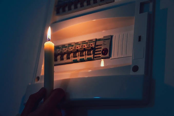 Bir odada elektrik yokken diğer odalarda elektriğin çalıştığı ev