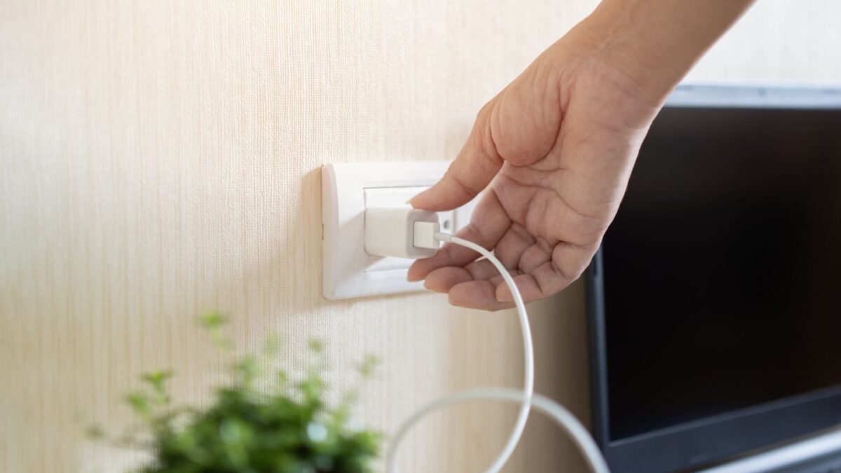 Elektrik kesildiğinde prizden çıkarılan elektronik cihazlar
