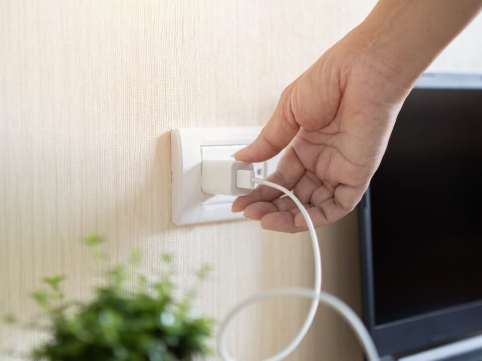 Elektrik kesildiğinde prizden çıkarılan elektronik cihazlar