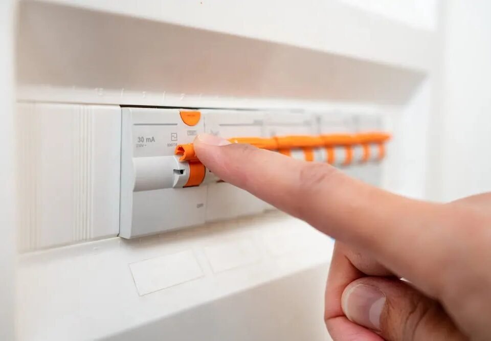 Elektrik panosunda boş sigorta yeri yoksa kontrol