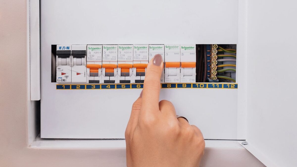Elektrik panosundaki sigortalar ve ev elektrik panosu