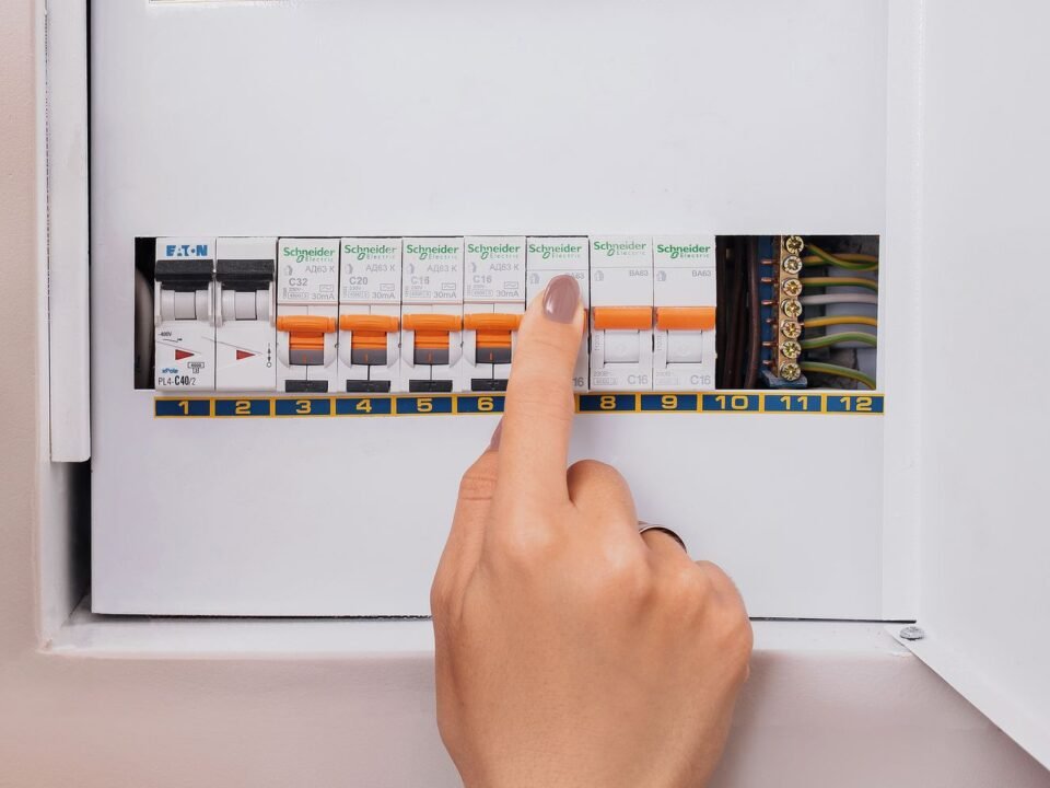 Elektrik panosundaki sigortalar ve ev elektrik panosu