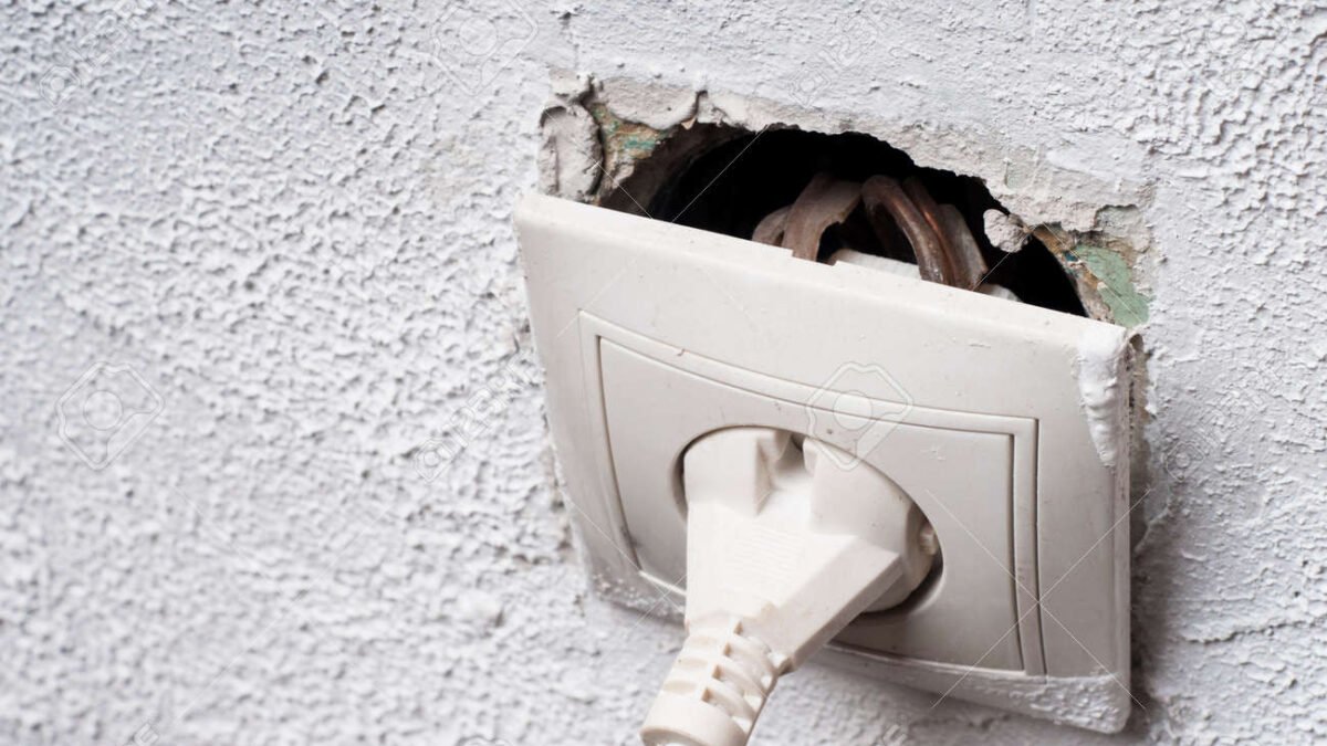 Fiş prizde durmuyor sorunu olan gevşek elektrik prizi
