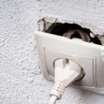 Fiş prizde durmuyor sorunu olan gevşek elektrik prizi