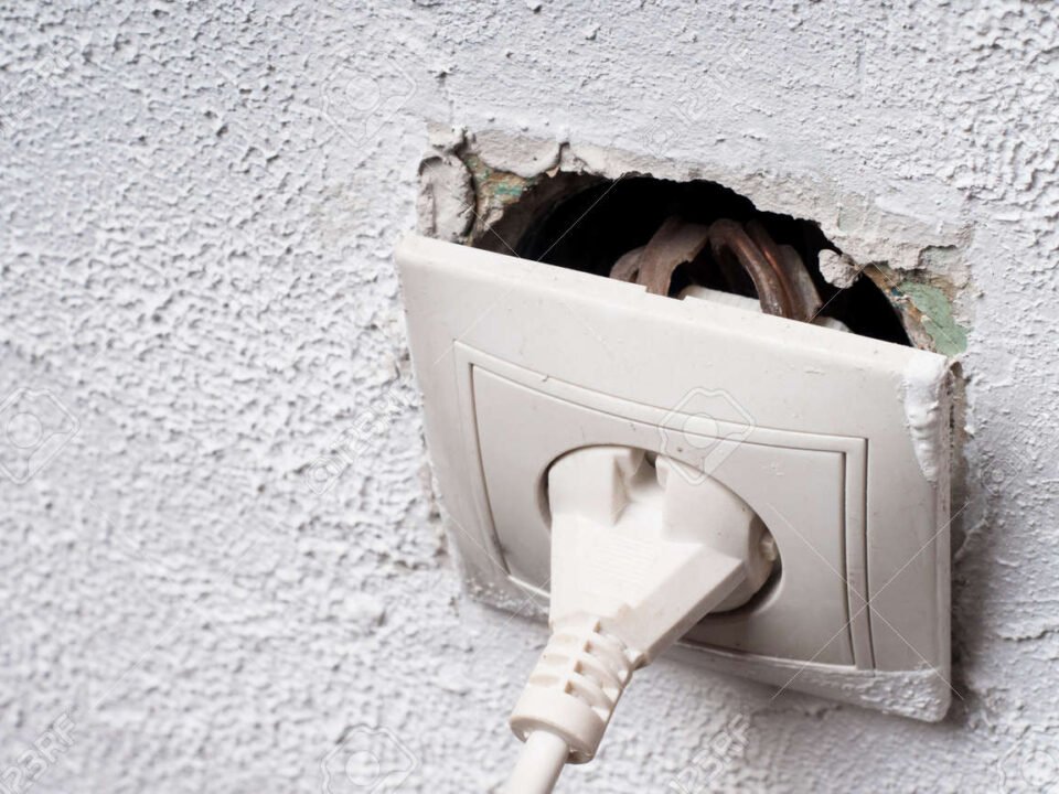 Fiş prizde durmuyor sorunu olan gevşek elektrik prizi
