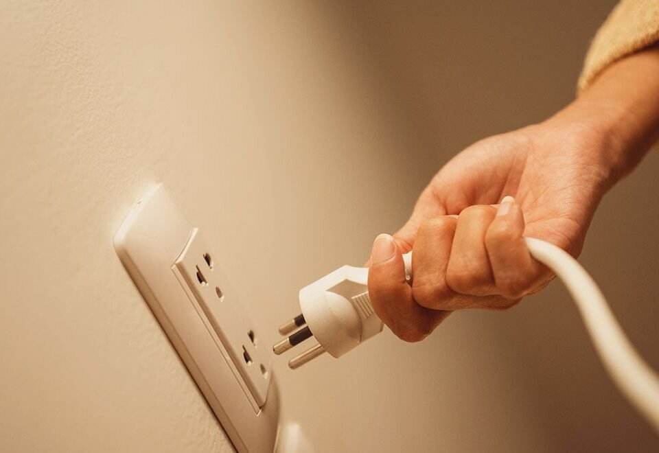 Isınan elektrik prizinin kontrolü