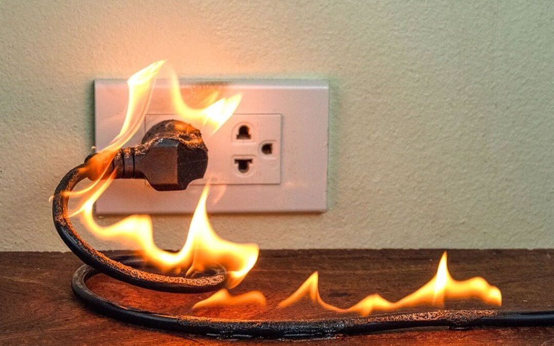 Fiş takılırken kıvılcım çıkaran elektrik prizi