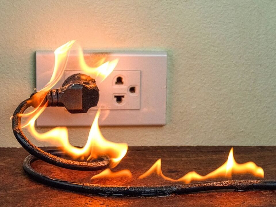 Fiş takılırken kıvılcım çıkaran elektrik prizi